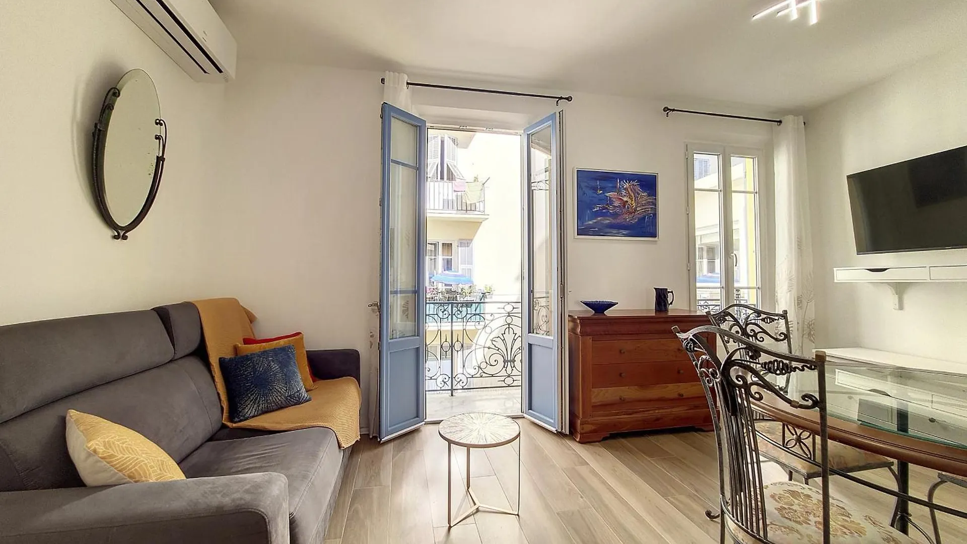 Nestor&Jeeves - Brise De Nice - Balcony - Central France